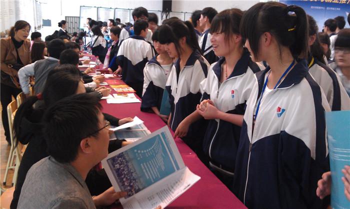 [s]就业招聘会火爆.jpg