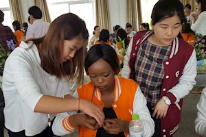 湖南师大留学生春季实习团来Beat365学习插花艺术