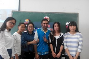 湖南师大留学生春季实习团来Beat365学习京剧脸谱绘制艺术